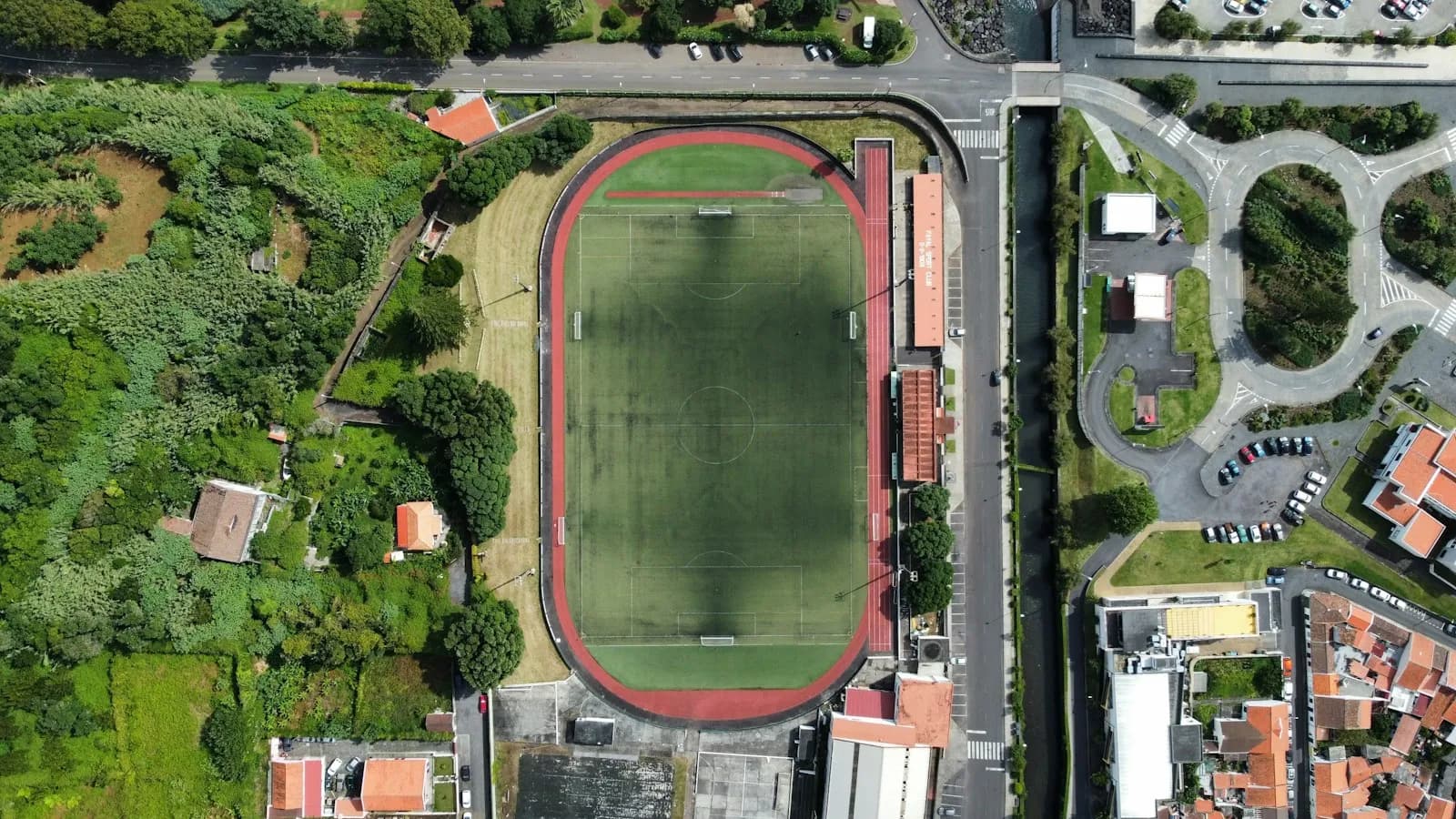 Vista aérea de um estádio de futebol com pista de atletismo